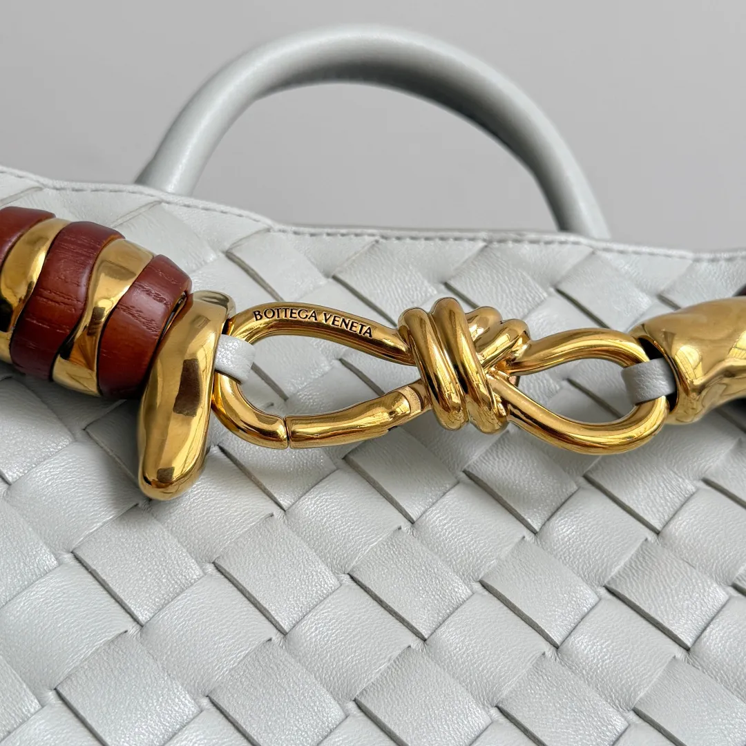 The new Andiamo batch of 3060 BV is shipped‼ ️The classic intercciato weaving process is used to create a soft bag, the metal knot is made of micro-cast aluminum using jewelry technology🪢, and the decorative beads are made of metal and hand-polished oak, allowing you to jump repeatedly between elegance and fun💃, making it unpredictable. Classic and versatile, it shows off your temperament, and the bag has a large capacity, making it very convenient for daily commuting! It has a variety of carrying methods, the shoulder straps can be adjusted by yourself, the original lambskin feels soft and delicate, and the unisex style breaks gender boundaries and brings a more practical and long-lasting use experience. The Andiamo, which has both elegant and casual styles, perfectly interprets the "fashionable old money style". Style number: 743568+wood hardware Color: agate gray Size: 25*22*10.5cm